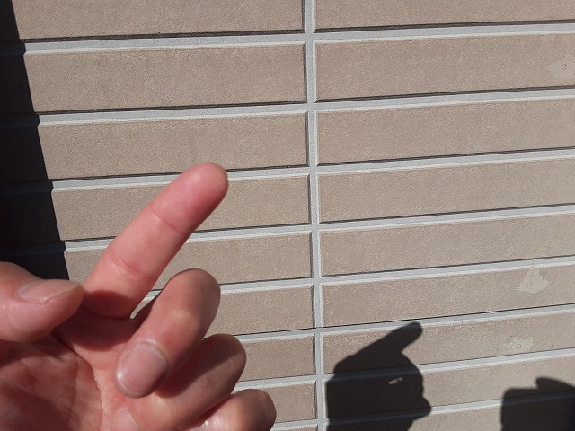 指に白い粉の様なものが付きます　外壁材